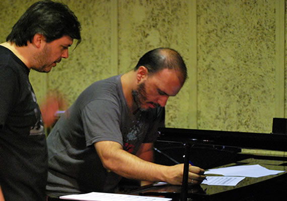 Repasando partituras de la de la música original de la película 'Tuya' dirigida por Edgardo González Amer. El elenco está compuesto por Andrea Pietra, Jorge Marrale, Juana Viale, Ana Celentano, Malena Sánchez... Año: 2015. 