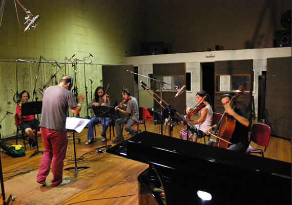 Fernando dirigiendo en la producción de lade la música original de la película 'Tuya' dirigida por Edgardo González Amer. El elenco está compuesto por Andrea Pietra, Jorge Marrale, Juana Viale, Ana Celentano, Malena Sánchez... Año: 2015. 