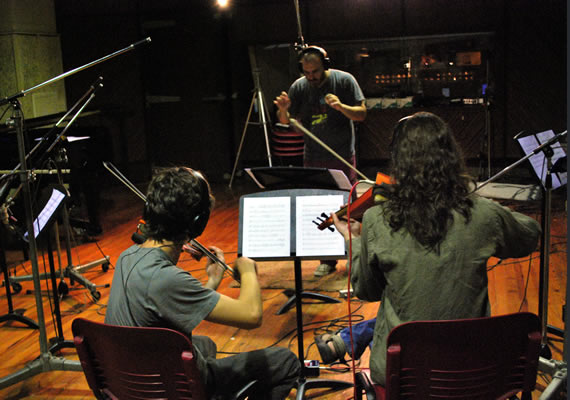 Fernando dirigiendo en la producción de la de la música original de la película 'Tuya' dirigida por Edgardo González Amer. El elenco está compuesto por Andrea Pietra, Jorge Marrale, Juana Viale, Ana Celentano, Malena Sánchez... Año: 2015. 